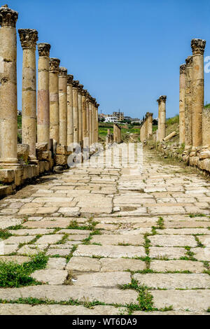 La rue à colonnade dans la ville en ruines de Jerash Banque D'Images