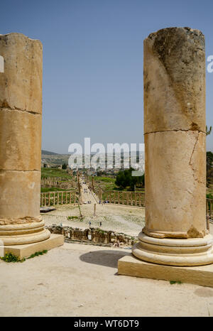 Vue de l'oval plaza et Cardio Maximus de Jerash au Temple de Zeus Banque D'Images