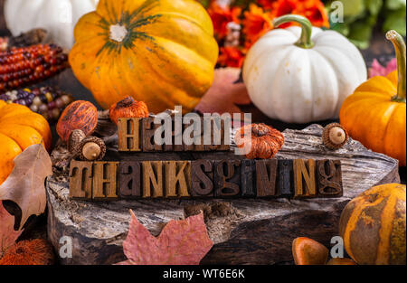 Joyeux Thanksgiving texte en bois sur une planche de bois avec un assortiment de décorations d'automne Banque D'Images