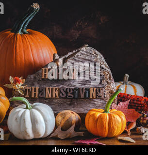 Joyeux Thanksgiving texte en bois sur une planche en bois avec un assortiment de décorations d'automne Banque D'Images