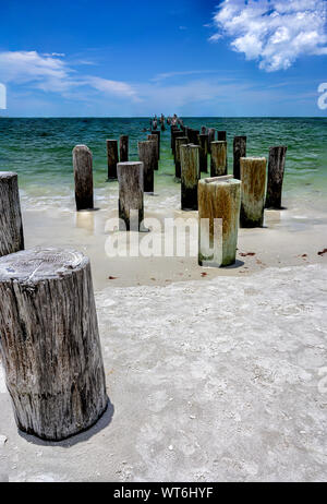 Pieux en bois de l'ancien Naples Pier Banque D'Images