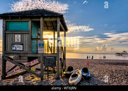 Lifeguard station à Deerfield Beach au lever du soleil Banque D'Images