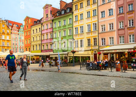 Wroclaw, Pologne - 21 juin 2019 : soirée dans la vieille ville de la place du marché Rynek, personnes et maisons colorées Banque D'Images