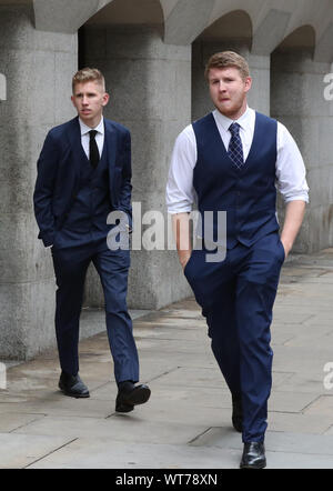 Sam (à gauche) et Josh, le fils des anciens Bond acteur Eric Michels, à l'extérieur de l'Old Bailey à Londres après Gerald Matovu a été emprisonné à vie à l'Old Bailey avec une durée minimale de 31 ans pour le meurtre de leur père en août 2018. Banque D'Images