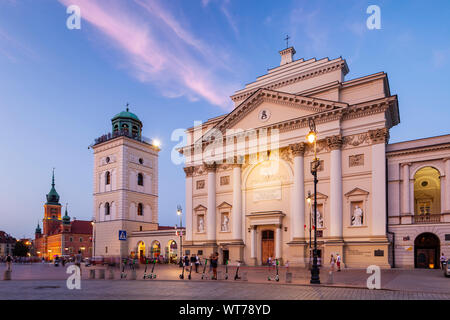 Soirée à St Anne's Church in Warsaw, Pologne. Banque D'Images