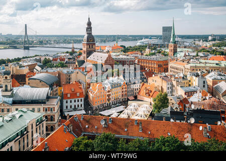 Vue panoramique de la vieille ville de Riga à partir de l'église de Saint - Pierre observatory en Lettonie Banque D'Images