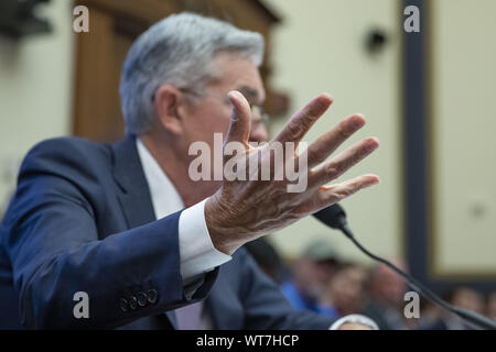 Washington, District de Columbia, Etats-Unis. 10 juillet, 2019. Federal Reserve Board Président Jerome Powell témoigne devant le House Financial Services Committee sur la colline du Capitole à Washington, DC le mercredi, Juillet 10, 2019. Les législateurs interrogé Powell sur une variété de sujets liés à la politique monétaire aux États-Unis et l'état de l'économie américaine. Crédit : Alex Edelman/ZUMA/Alamy Fil Live News Banque D'Images