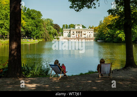 Matin d'été dans le Parc Lazienki, Varsovie, Pologne. Banque D'Images