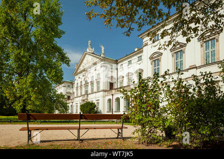 Après-midi d'été à Krasinski Palace à Varsovie, Pologne. Banque D'Images