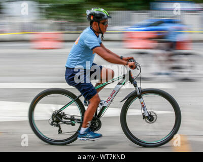 Manille, Philippines. Sep 11, 2019. Un membre de la Police nationale des Philippines (PNP) pratiques de patrouille à vélo avec ses manœuvres location à Manille, Philippines, le 11 septembre 2019. Le PCNB Patrouille vélo seront déployées pour les lieux touristiques et les zones fréquentées par les touristes après le ministère du Tourisme (point) et le PCP a accepté d'organiser la Police pour Tourist-Oriented l'ordre communautaire et programme de protection (TOPCOP) à l'échelle nationale. Credit : Rouelle Umali/Xinhua/Alamy Live News Banque D'Images