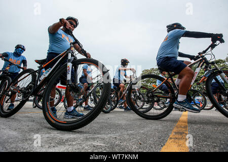 Manille, Philippines. Sep 11, 2019. Les membres de la Police nationale des Philippines (PNP) Patrouille Vélo pratique manoeuvre avec leurs bicyclettes à Manille, Philippines, le 11 septembre 2019. Le PCNB Patrouille vélo seront déployées pour les lieux touristiques et les zones fréquentées par les touristes après le ministère du Tourisme (point) et le PCP a accepté d'organiser la Police pour Tourist-Oriented l'ordre communautaire et programme de protection (TOPCOP) à l'échelle nationale. Credit : Rouelle Umali/Xinhua/Alamy Live News Banque D'Images