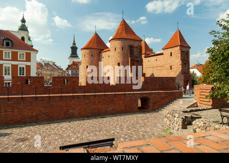 Après-midi d'été au Barbican et les remparts de la ville de Varsovie, Pologne. Banque D'Images