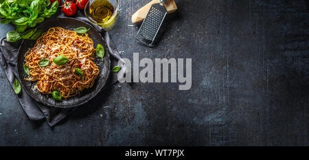 Spaghetti pâtes bolognaise et toamto avec parmesan huile d'olive et basilic Banque D'Images