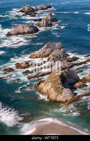 Vue aérienne sur les falaises de la plage Playa de La Gueirúa sur une journée ensoleillée, Cudillero Asturias Espagne Banque D'Images