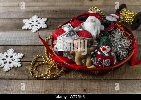 Jouets de Noël fait main vintage et de décor sur fond rustique en bois Banque D'Images