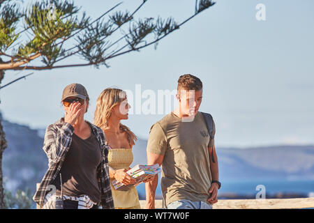 Orphus acteurs Pledger, Sam Frost et un membre d'équipage de la préparation d'une scène en plein air du film Home et loin de la série Palm Beach, NSW, Australie Banque D'Images