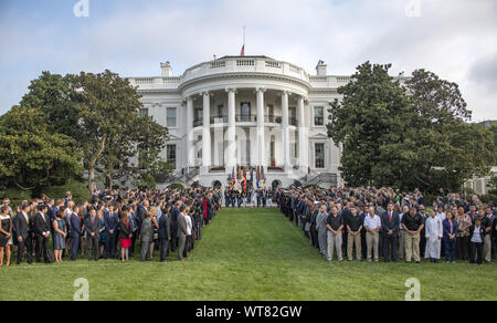 Washington, District de Columbia, Etats-Unis. Sep 11, 2019. Une garde d'honneur militaire avant l'arrivée du Président des Etats-Unis, Donald J. Trump et la première dame Melania Trump qui observera une minute de silence à 8:46am cest en commémoration du 18e anniversaire des attaques terroristes sur le World Trade Center à New York, New York et le Pentagone à Washington, DC le mercredi, Septembre 11, 2019 Credit : Ron Sachs/CNP/ZUMA/Alamy Fil Live News Crédit : ZUMA Press, Inc./Alamy Live News Banque D'Images