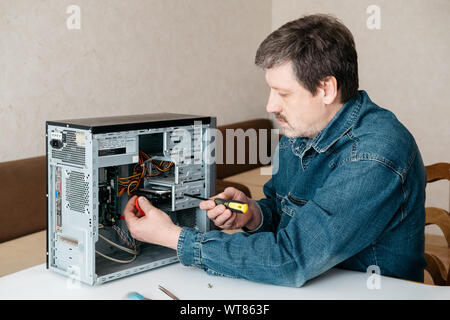 Ingénieur Technicien en informatique à l'aide d'un tournevis dans la main est la réparation de l'ordinateur personnel. Concept de matériel informatique, réparation, mise à niveau et de tec Banque D'Images