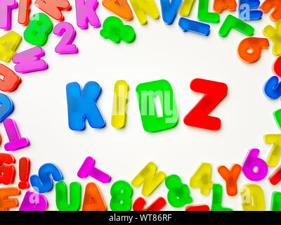 Aimant pour réfrigérateur multicolores en plastique orthographe alphabet Kidz Banque D'Images
