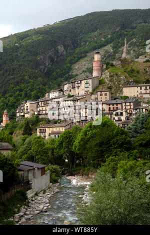 Village médiéval de Tende, peint tour de l'horloge et la rivière Roya dans le Parc National du Mercantour, dans les Alpes françaises, à la frontière avec l'Italie. Banque D'Images
