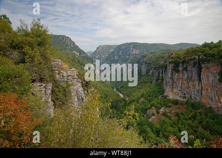 Vues lors d'une randonnée dans le Parc National de Vikos, dans le nord de la Grèce. Gorge de Vikos est un paysage naturel préservé avec une population d'ours. Banque D'Images