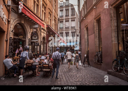 LYON, FRANCE - 13 juillet 2019 - Restaurant français traditionnel à Lyon vu depuis une rue du Vieux Lyon, appelé Bouchon Lyonnais. C'est un symbole de la G Banque D'Images