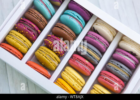 Macarons cookies tout types de couleur. Macarons à la case. Banque D'Images