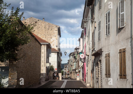 BOURGOIN-JALLIEU, FRANCE - 17 juillet 2019 : vieux bâtiments traditionnels de l'architecture française dans une rue commerciale piétonne de Bourgoin-Jallieu, avec e Banque D'Images