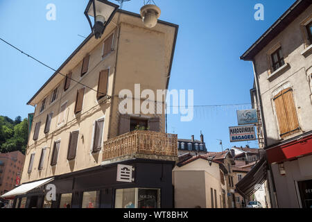 BOURGOIN-JALLIEU, FRANCE - 16 juillet 2019 : vieux bâtiments traditionnels de l'architecture française dans un village rue commerciale de Bourgoin-Jallieu, avec la s Banque D'Images