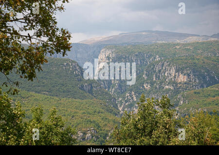 Vues lors d'une randonnée dans le Parc National de Vikos, dans le nord de la Grèce. Gorge de Vikos est un paysage naturel préservé avec une population d'ours. Banque D'Images