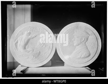Médailles, décorations, ETC. PRÉSENTÉ PAR LE PRÉSIDENT DE LA MÉDAILLE AU CAPITAINE A. ROSTRON, SAUVETEUR DES SURVIVANTS DE 'TITANIC' Banque D'Images