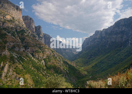 Vues lors d'une randonnée dans le Parc National de Vikos, dans le nord de la Grèce. Gorge de Vikos est un paysage naturel préservé avec une population d'ours. Banque D'Images