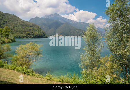 Le lac Lago di Ledro au milieu des Alpes dans le district du Trentin . Banque D'Images