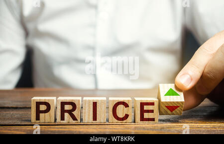 Un homme change la position d'un bloc avec des symboles de croissance et déclin près de la parole :. Réglementation des prix, l'équilibre offre-demande, lois du marché. Eco Banque D'Images