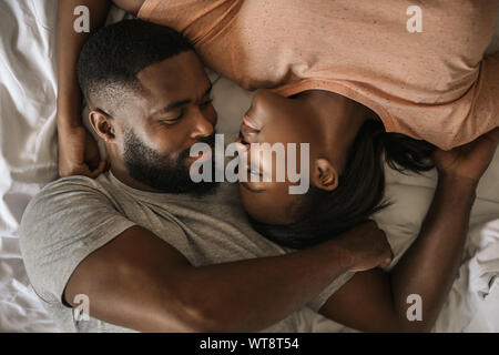 Aimer African American woman in bed Banque D'Images