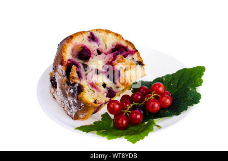 Tranche de gâteau de fruit avec isolé sur fond blanc. Studio Photo Banque D'Images