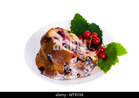 Tranche de gâteau de fruit avec isolé sur fond blanc. Studio Photo Banque D'Images