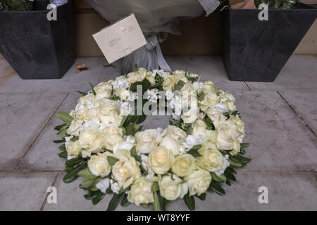 Grosvenor Square, London, UK. Sep 9, 2019. Les gens paient leur respect au mémorial de la place qui a été consacrée à 67 victimes britanniques des attentats terroristes du 11 septembre 2001. Credit : Penelope Barritt/Alamy Live News Banque D'Images