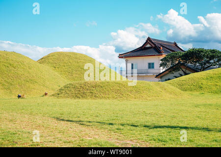 Tombe royale et maison traditionnelle à Gyeongju, Corée Banque D'Images