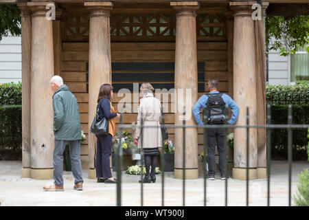 Grosvenor Square, London, UK. Sep 9, 2019. Les gens paient leur respect au mémorial de la place qui a été consacrée à 67 victimes britanniques des attentats terroristes du 11 septembre 2001. Credit : Penelope Barritt/Alamy Live News Banque D'Images