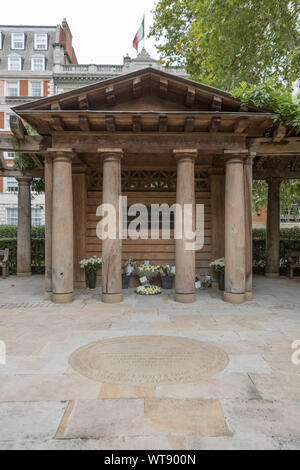 Grosvenor Square, London, UK. Sep 9, 2019. Les gens paient leur respect au mémorial de la place qui a été consacrée à 67 victimes britanniques des attentats terroristes du 11 septembre 2001. Credit : Penelope Barritt/Alamy Live News Banque D'Images