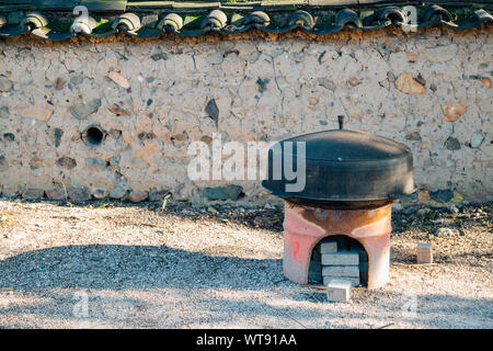 Pot de fer et le coréen cheminée traditionnelle à Gyochon Hanok à Gyeongju, Corée Banque D'Images