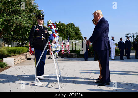 Arlington, États-Unis. Sep 11, 2019. Le président Donald Trump dépose une couronne au Pentagone au cours du 18e anniversaire des attentats terroristes du 11 septembre, à Arlington, en Virginie, le mercredi, Septembre 11, 2019. Photo par Kevin Dietsch/UPI UPI : Crédit/Alamy Live News Banque D'Images