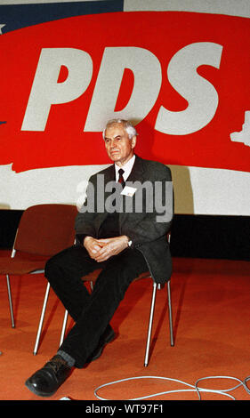 08 décembre 1999, Berlin, Beliebig : Russie / parties / Symbole PDS PDS, Hans Modrow, Président d'honneur, Congrès du Parti à Suhl. Meilleure qualité d'image possible, date de prise de vue exacte inconnue. Photo : Paul Glaser/dpa-Zentralbild/ZB Banque D'Images