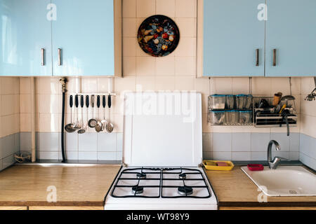 Cuisine simple avec armoires murales d'Intérieur minable dans vieille maison Banque D'Images