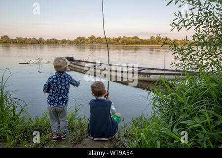 Deux garçons la pêche par la Vistule, Pologne Banque D'Images