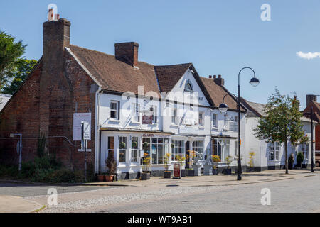 Bâtiment classé historique dans la Rue Dragon maintenant utilisé comme un restaurant, dans la ville de Petersfield, Hampshire, dans le sud de l'Angleterre, Royaume-Uni sur une journée ensoleillée Banque D'Images