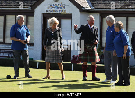 Le Prince de Galles et la duchesse de Cornouailles, connu comme le duc et la duchesse de Rothesay lorsque en Ecosse, essayez de boules sur pelouse, lors d'une visite au village côtier de Garlieston, Wigtownshire, où le port a joué un rôle important dans les préparatifs du Jour J en 1944, dans l'essai de la ports artificiels. PA Photo. Photo date : mercredi 11 septembre, 2019. Voir histoire PA Charles ROYAL. Crédit photo doit se lire : Andrew Milligan/PA Wire Banque D'Images