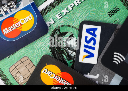 Libre de cartes de crédit émises par les trois grandes marques American Express, VISA et MasterCard. Studio shot. Banque D'Images