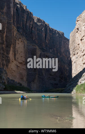 Les membres de la famille Berkman de Houston dans une excursion en canot sur le fleuve Rio Grande à travers Santa Elena Canyon, profondément dans le parc national Big Bend dans Brewster County, Texas. Le Mexique est à gauche, les États-Unis vers la droite Banque D'Images